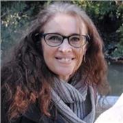 Profesora con más de 10 años de experiencia trabajando con adultos en clases personalizadas. Innovadoras, creativas, diferentes